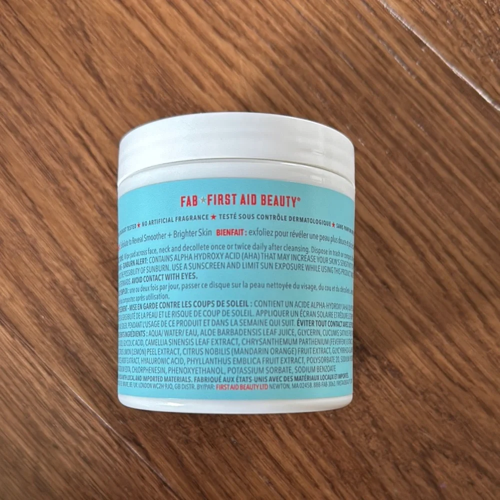 First Aid Beauty Facial Radiance Pads - Aqua and White - Picture 3 of 3